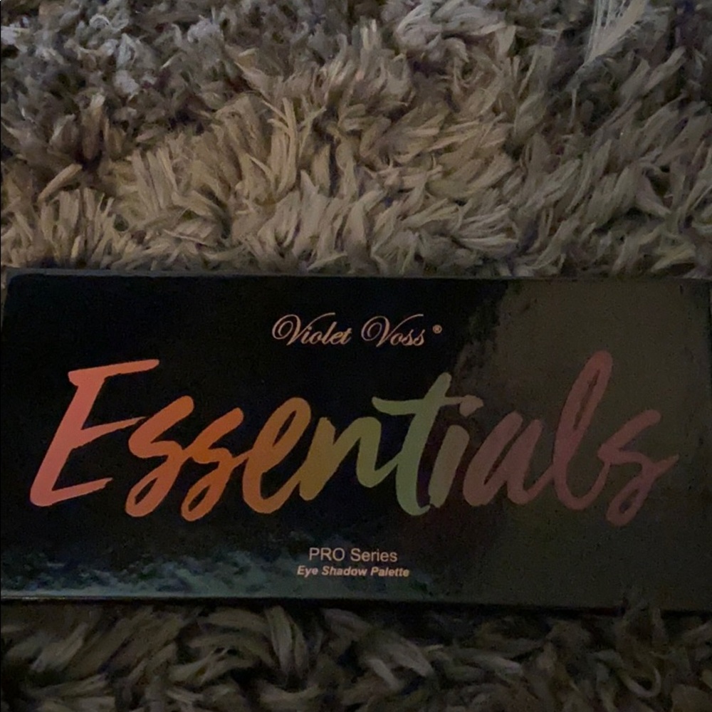 NIB violet Voss essentials palette